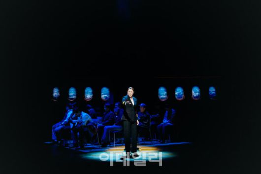 뮤지컬 ‘컴 프롬 어웨이’의 한 장면. (사진=쇼노트)
