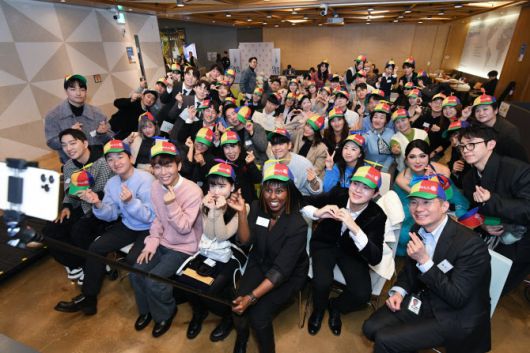 CreateWithUS 2기 참가자들과 주한미국대사관 및 구글코리아 관계자들이 지난 8일 구글서울캠퍼스에서 열린 클로징 세리모니 후 기념사진을 찍고 있다. (사진=구글코리아)