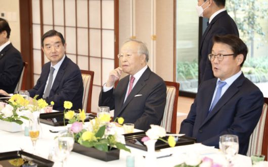 손경식 한국경영자총협회(경총) 회장(가운데)이 아이보시 코이치 주한일본대사와 서울 종로구 주한일본대사관저에서 12일 만나 오찬을 하고 있다. (사진=경총)