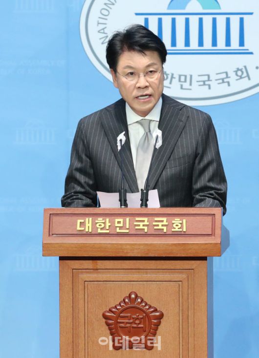 내년 총선 불출마를 공식 선언한 장제원 국민의힘 의원이 12일 오전 서울 여의도 국회 소통관에서 기자회견을 하고 있다. (사진=이데일리 노진환 기자)