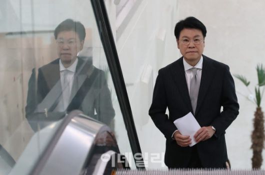 내년 총선 불출마를 공식 선언한 장제원 국민의힘 의원이 12일 오전 서울 여의도 국회 소통관에서 기자회견을 위해 이동하고 있다. (사진=이데일리 노진환 기자)