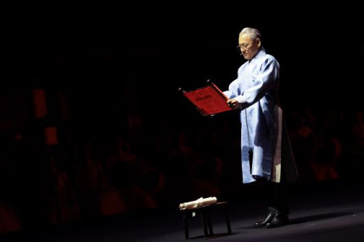 유인촌 문화체육관광부 장관이 13일(현지시간) 네덜란드 암스테르담 시내 공연장에서 열린 윤석열 대통령 국빈방문 답례 문화 공연에서 축문을 낭독하고 있다. (사진=연합뉴스)