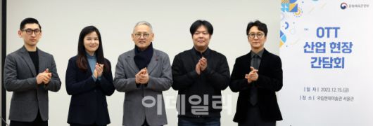 유인촌(가운데) 문화체육관광부 장관이 15일 서울 종로구 국립현대미술관 서울관에서 국내 온라인동영상서비스(OTT) 관계자를 만나 기념촬영을 하고 있다. (사진=문체부)