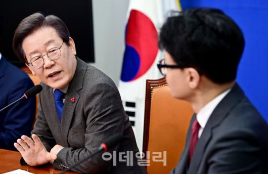 이재명 더불어민주당 대표가 지난달 29일 오후 서울 여의도 국회에서 한동훈 국민의힘 비상대책위원장을 접견해 발언을 하고 있다. (사진=이데일리 노진환 기자)