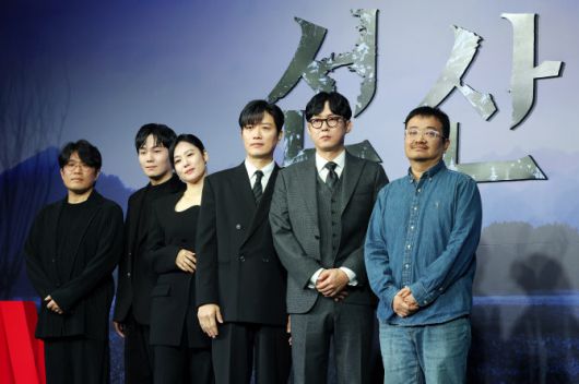 왼쪽부터 민홍남 감독, 배우 류경수, 김현주, 박희순, 박병은, 연상호 감독(사진=뉴스1)