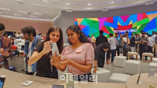 현지 미디어 초청 행사 참석자들이 최신 스마트폰 갤럭시 S24 시리즈를 체험하는 모습. (사진=삼성전자)