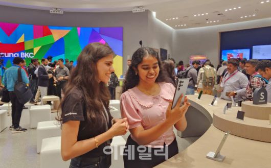 현지 미디어 초청 행사 참석자들이 최신 스마트폰 갤럭시 S24 시리즈를 체험하는 모습. (사진=삼성전자)