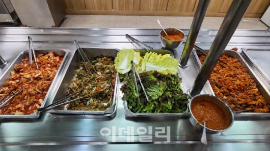 구내식당 배식대. (사진= 김미영 기자)