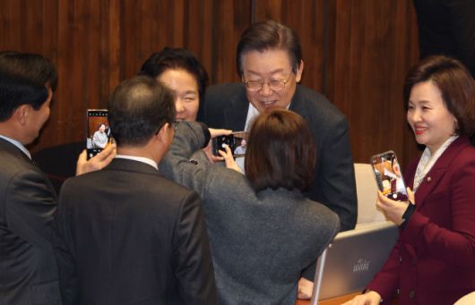 이재명 더불어민주당 대표와 의원들이 22일 국회 본회의장에서 대정부질문 시작 전 기념촬영을 하고 있다.(사진=연합뉴스)