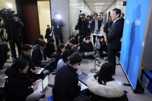 이재명 더불어민주당 대표가 22일 국회 당대표실 앞에서 취재진의 질문에 답하고 있다.(사진=연합뉴스)