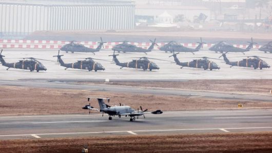 오는 4일부터 14일까지 진행되는 한반도 방어를 위한 정례 연합 훈련 ‘자유의 방패’(FS:Freedom Shield) 연습을 하루 앞둔 3일 경기도 평택시 캠프 험프리스에서 RC-12X 가드레일 정찰기가 이륙하고 있다. (사진=연합뉴스)