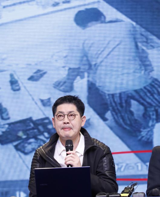 황성우 스파이어엔터테인먼트 대표가 19일 오후 서울 강남구 성암아트홀에서 열린 ‘오메가엑스(OMEGA X)의 강제추행 사건 기자회견’에서 CCTV 영상을 공개하고 있다.(사진=뉴스1)