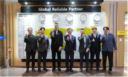 안성일 원장(가운데)을 비롯한 한국기계전기전자시험연구원(KTC) 관계자가 21일 경기도 군포 본원을 찾은 루카 베돈니 대표(왼쪽 3번째)를 비롯한 EMC(이탈리아 시험·인증기관) 대표단과 기념촬영하고 있다. (사진=KTC)