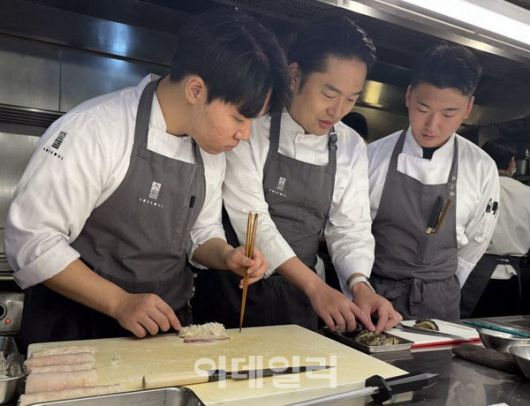 두 청년 셰프가 소설한남 엄태철 셰프(가운데) 멘토링을 받고 있다. (사진=CJ제일제당)