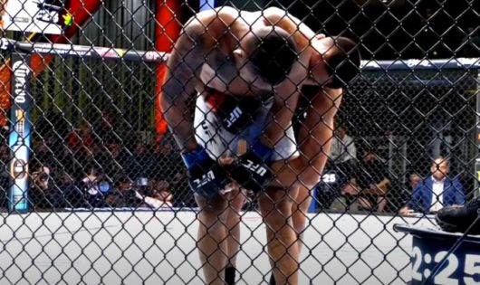 UFC 경기 도중 이고르 세베리누(오른쪽)가 안드레 리마의 왼쪽 팔 부위를 이빨로 물고 있다. 사진=UFC 중계 캡처