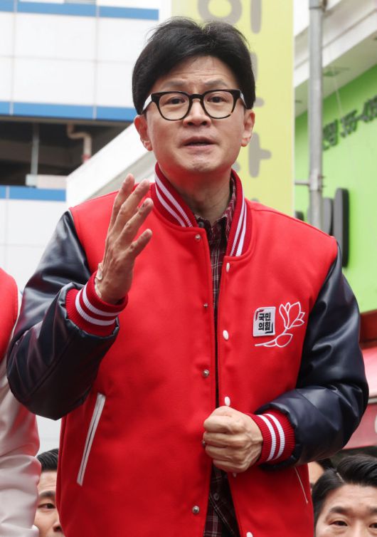 한동훈 국민의힘 비상대책위원장이 지난 22일 충남 당진 전통시장에서 시민들에게 인사하고 있다. (사진=연합뉴스)