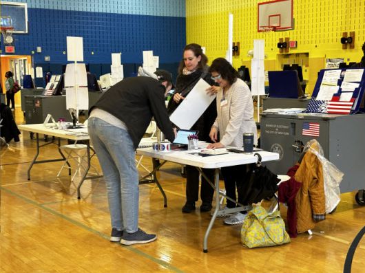 2일(현지시간)뉴욕 맨해튼의 예술디자인 고등학교에 마련된 프라이머리 투표소에서 한 시민이 투표 등록을 하고 있다. (사진=김상윤 특파원)