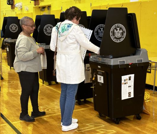 2일(현지시간)뉴욕 맨해튼의 예술디자인 고등학교에 마련된 프라이머리 한 시민이 투표기기에 투표용지를 넣고 있다. (사진=김상윤 기자)