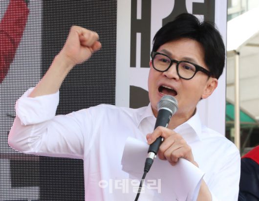 한동훈 국민의힘 총괄선대위원장이 4일 서울 도봉구 창동성당 앞에서 김재섭 도봉구 갑 후보와 김선동 도봉구 을 후보 지지 유세를 하고 있다.(사진=이데일리 방인권 기자)