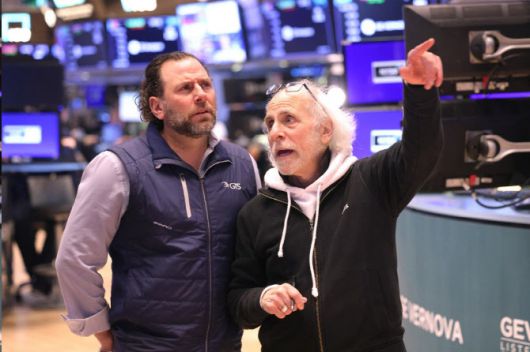 뉴욕증권거래소에서 트레이더들이 대화를 하고 있다. (사진=AFP)