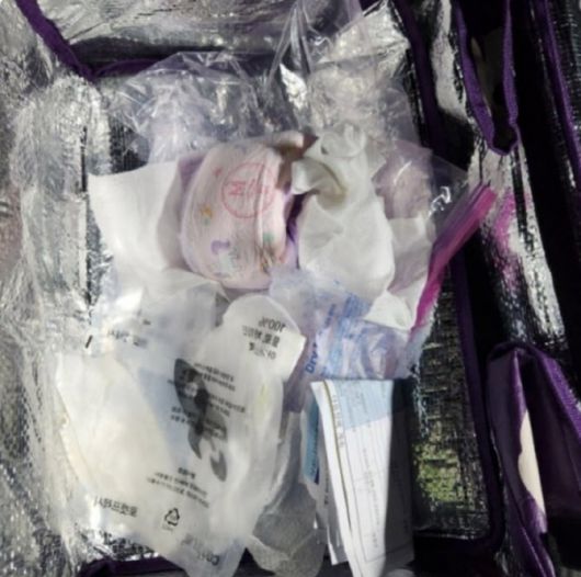 쿠팡 프레시백에서 발견된 쓰레기 (사진=사회관계망서비스)