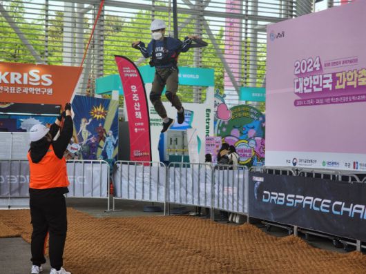 달 중력 체험 프로그램.(사진=이데일리 강민구 기자)