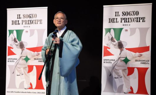 유인촌 문체부 장관이 4일(현지시간) 저녁 이탈리아 로마에서 열린 ‘2024-25년 한국-이탈리아 상호문화교류의해’ 개막 공연 리셉션에서 인사말을 하고 있다(사진=문화체육관광부 제공).