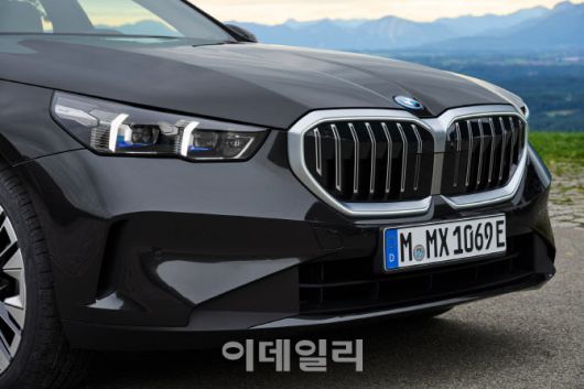 BMW의 8세대 신형 ‘뉴 5시리즈’의 PHEV 모델 ‘BMW 530e’ 전면부에 자리한 헤드램프와 키드니(콩팥 모양) 그릴 디자인.(사진=BMW코리아)