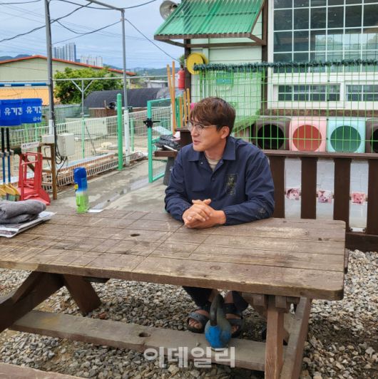 유기견숲에서 만난 박준성 소장의 모습(사진=박지애 기자)