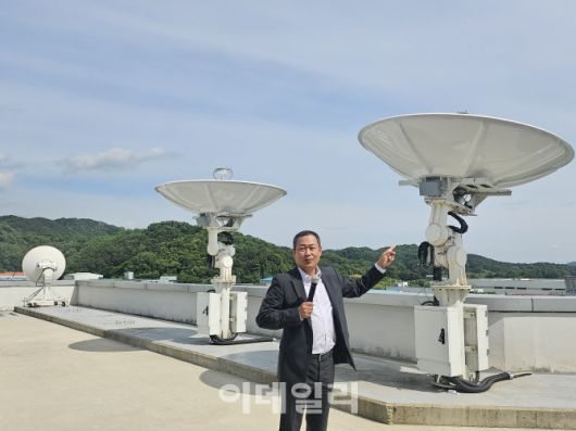 성상엽 인텔리안테크놀로지스 대표가 27일 경기도 평택에 위치한 평택 제1사업장에서 접시형 안테나를 가리키며 설명하고 있다. (사진=김경은 기자)