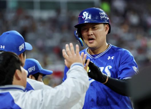 18일 광주기아챔피언스필드에서 열린 프로야구 삼성 라이온즈와 KIA 타이거즈의 시범경기. 삼성 오재일이 4회초에 솔로홈런을 때리고 홈인한 뒤 더그아웃에서 동료의 환영을 받고 있다. 사진=연합뉴스
