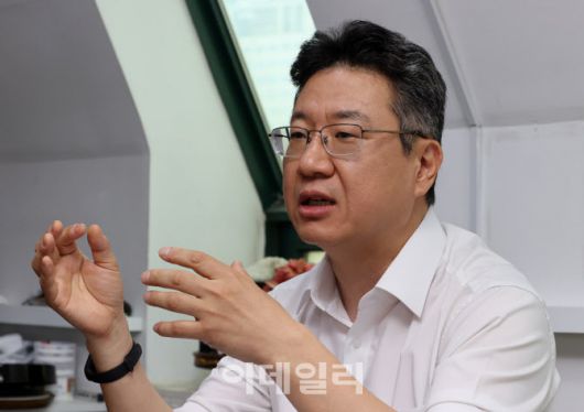 정경일 법무법인 엘앤엘 대표변호사가 서울 서초동 사무실에서 답변하고 있다. (사진=이데일리 방인권 기자)