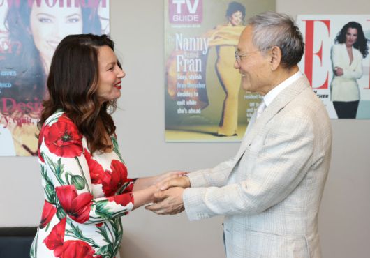 유인촌 문화체육관광부 장관이 28일(현지시간) 미국 로스앤젤레스 미국 배우·방송인 조합(SAG-AFTRA) 회관을 방문해 프란 드레셔 회장을 만나 인사를 나누고 있다(사진=문체부 제공).