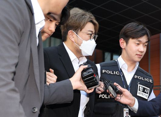 음주 뺑소니 혐의를 받는 가수 김호중이 지난 5월 31일 오전 서울 강남구 강남경찰서에서 검찰로 송치되며 취재진의 질문에 답하고 있다. (사진=연합뉴스)