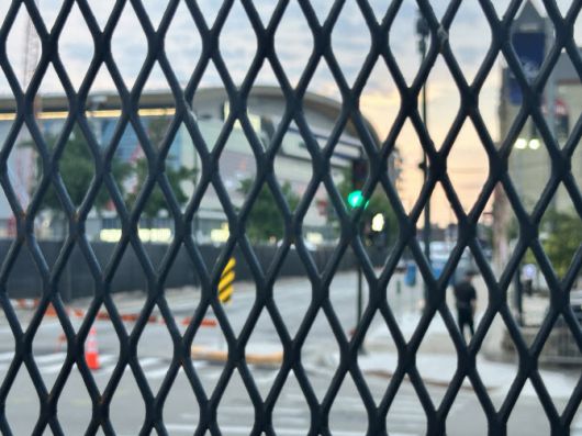 철제 펜스를 넘어 공화당 전당대회가 열리는 파이서브 포럼(Fiserv Forum) 경기장이 보인다. (사진=김상윤 특파원)