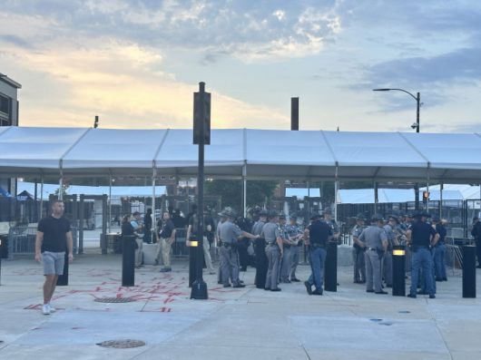 공화당 전당대회가 열리는 파이서브 포럼(Fiserv Forum) 경기장에 들어가는 검문소에 경찰들이 막바지 보안을 점검하고 있다. (사진=김상윤 특파원)