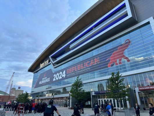 15~18일(현지시간) 미 공화당 전당대회(RNC)가 열릴 윈스콘신주 밀워키시 파이서브 포럼(Fiserv Forum) 경기장에서 경찰들이 막바지 보안 점검을 하고 있다. (사진=김상윤 특파원)