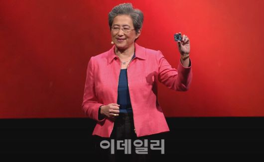 리사 수 AMD CEO가 6월3일(현지시간) ‘컴퓨텍스(COMPUTEX) 2024’ 기조연설에서 Zen5 제품을 소개하고 있다.(사진=AMD)