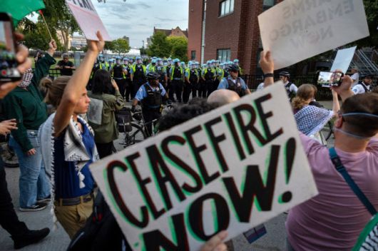 민주당 전당대회가 열린 나흘 내내 행사장 주변에서는 가자지구 전쟁을 중단해라는 시위가 계속 열렸다. (사진=AFP)