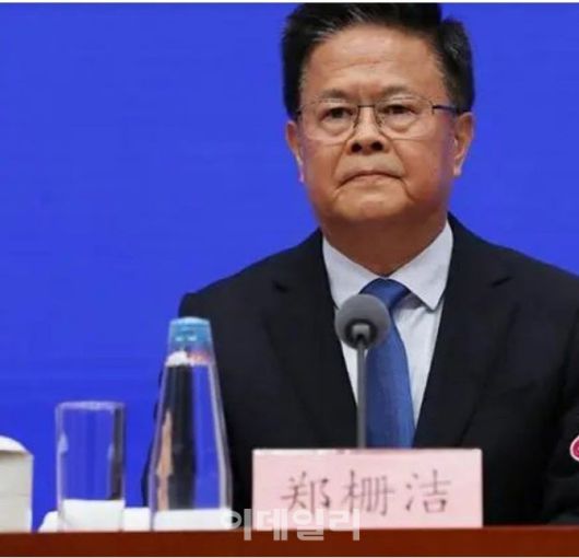 정산제 국가발전개혁위원회 주임이 8일 베이징에서 기자회견을 갖고 경기부양 대책을 발표하고 있다. [신화통신 제공]