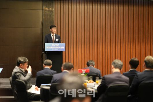 안철경 보험연구원장이 10일 서울 영등포구 전경련회관에서 열린 ‘2025년 보험산업 전망과 과제’ 세미나에서 개회사를 하고 있다. 사진=보험연구원 제공