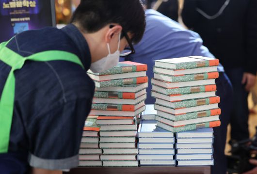 11일 서울 종로구 교보문고에서 관계자들이노벨문학상을 수상한 작가 한강의 책을 진열하고 있다. (사진=뉴스1).