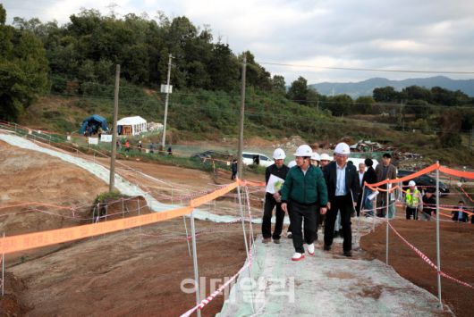 주광덕 시장 등 LH·GH 관계자들이 공사 현장을 둘러보고 있다.(사진=남양주시 제공)