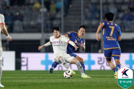 양민혁(강원)과 김영권(울산)이 경합을 펼치고 있다. 사진=한국프로축구연맹