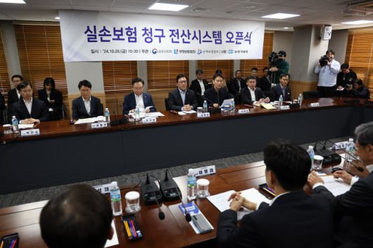 이복현 금융감독원장이 지난달 25일 서울 영등포구 보험개발원에서 열린 실손보험 청구 전산시스템 오픈식에서 발언하고 있다. (사진=연합뉴스)