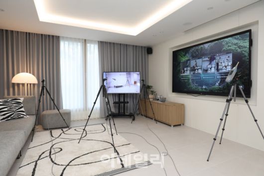 지난 21일 세종시에서 열린 ‘층간소음 기술혁신 팸투어 현장. 1등급 층간소음 기술이 구현된 현장에서 위층에서 실제 소음을 유발한 상황에서 실험을 진행하고 있다. (사진=LH)