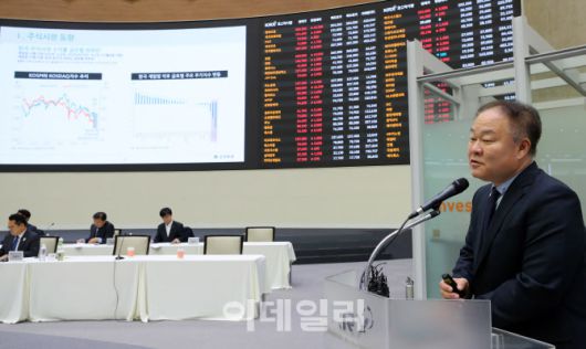 김학균 신영증권 리서치센터장이 10일 오전 서울 영등포구 한국거래소 홍보관에서 열린 더불어민주당·조국혁신당·사회민주당 등 야3당 정무위 국회의원 자본시장 현안대응 및 현장점검에서 주식시장 동향에 대해 발표하고 있다. (사진=뉴시스)