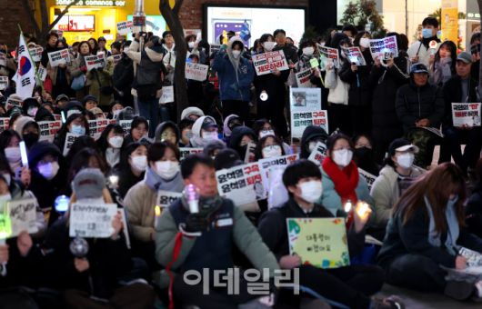 시민들이 윤석열 대통령 퇴진을 촉구하고 있다. (사진=뉴시스)
