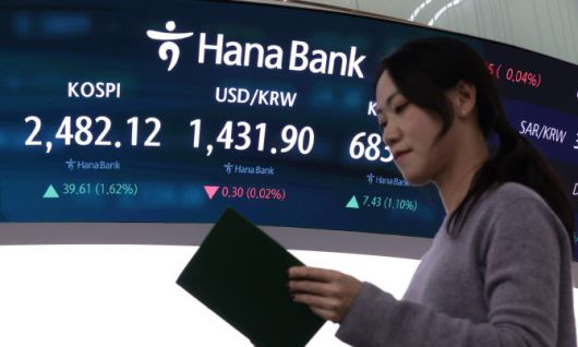 12일 오후 서울 중구 하나은행 딜링룸 현황판에 코스피 지수 등이 표시되고 있다. (사진=연합뉴스)