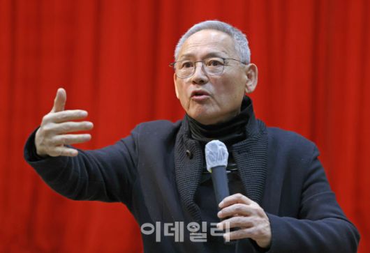 유인촌 문화체육관광부 장관이 지난 5일 세종 정부세종청사 15동 대강당에서 문체부 전 직원을 만나 대화 시간을 갖고 있다. (사진=문체부)